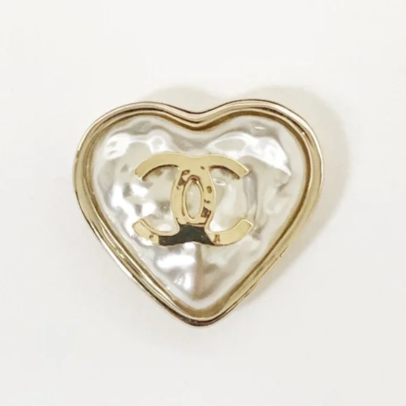 CHANEL 22C AB7530 CC RUNWAY LARGE GOLD PEARLY HEART EARRING - Picture 6 of 8